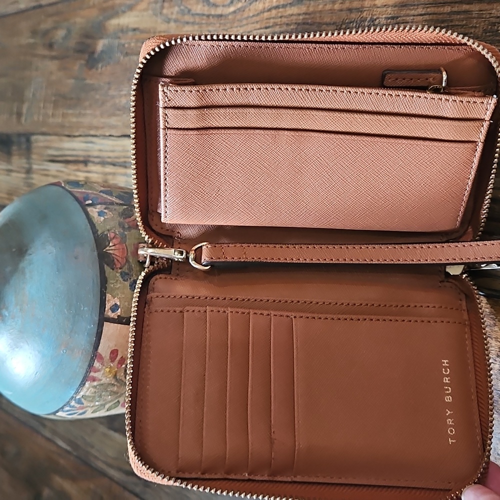 Tory Burch Women's Tan Leather Clutch Wristlet / Wallet. - Picture 7 of 13